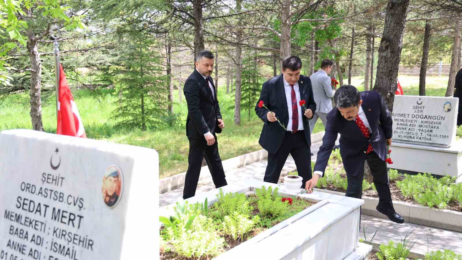Ahmet Tozluklu Şehitliği’nde duygusal bayram