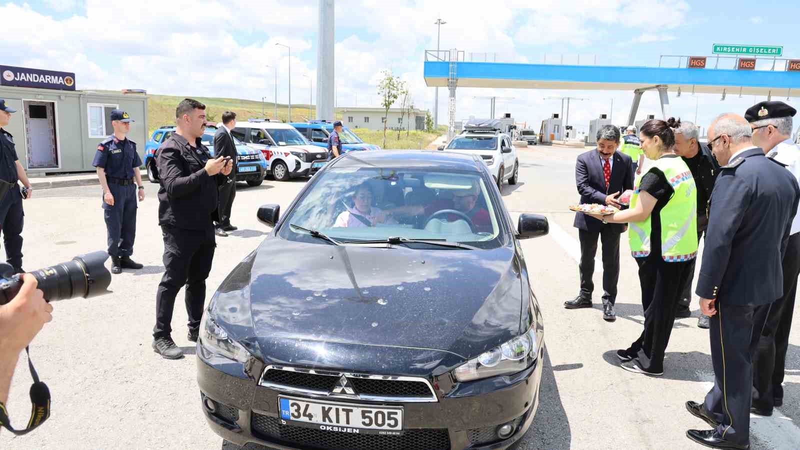 Şehir protokolünden karayolunda çikolatalı kutlama