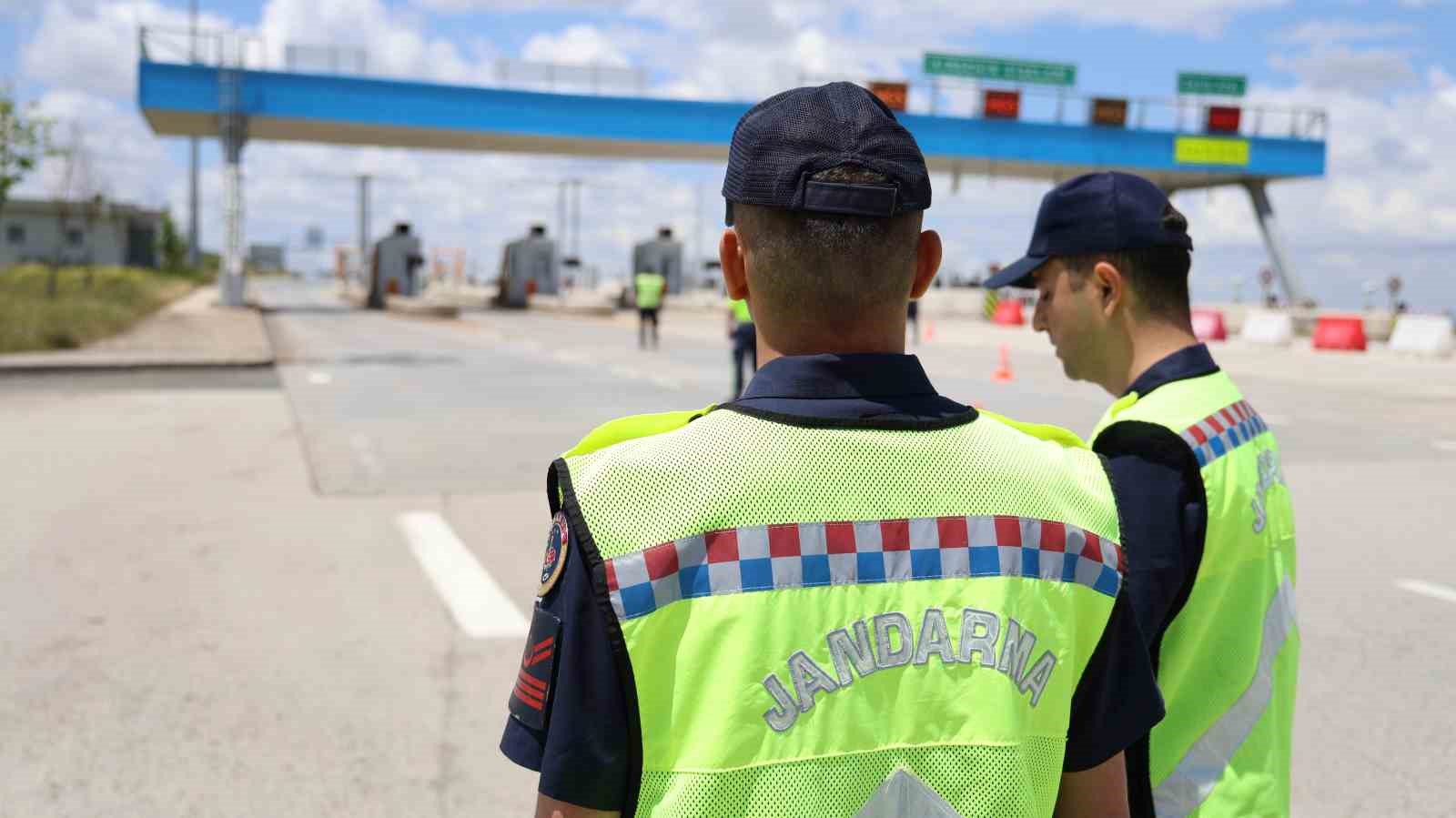 Şehir protokol&uuml;nden karayolunda &ccedil;ikolatalı kutlama
