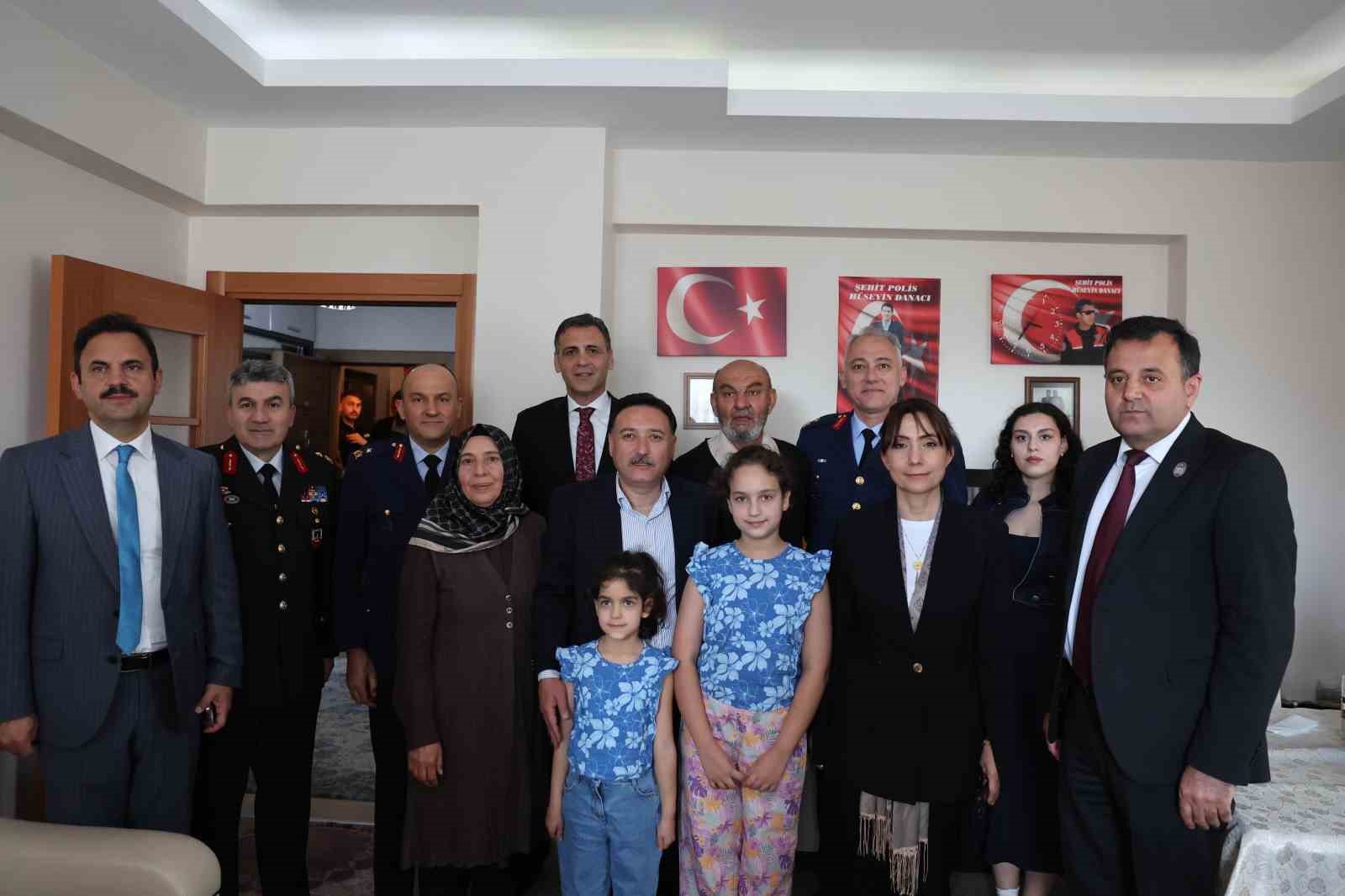 Vali &Ccedil;i&ccedil;ek, şehit aileleriyle bayramlaştı
