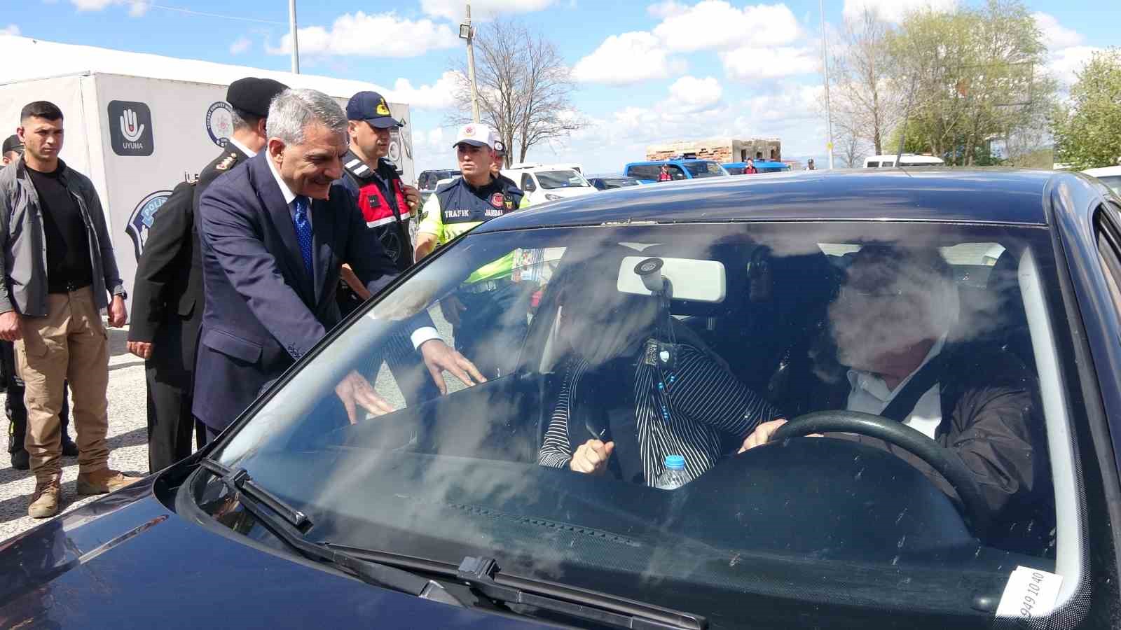 Yozgat Valisi Mehmet Ali Özkan, şehitlik ve uygulama noktasında bayramlaştı