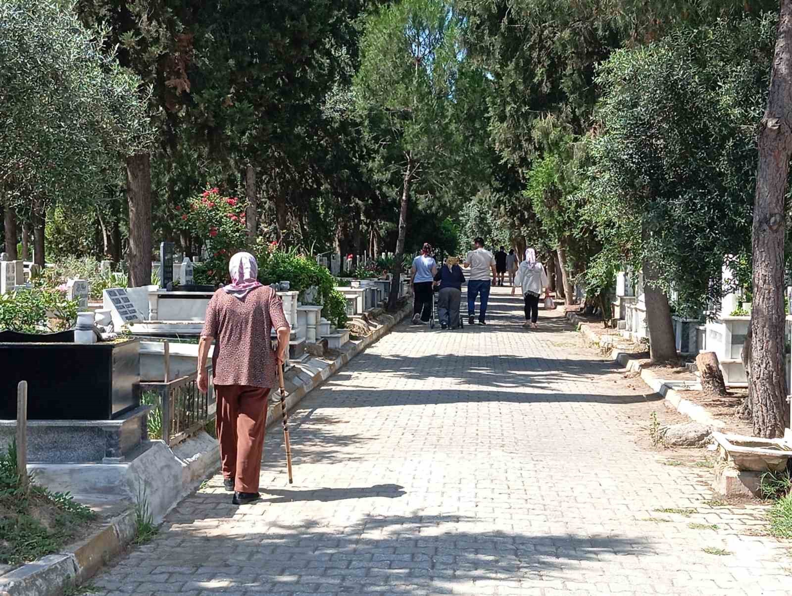 Nazilli’de arefe günü mezarlıklara ziyaretçi akını