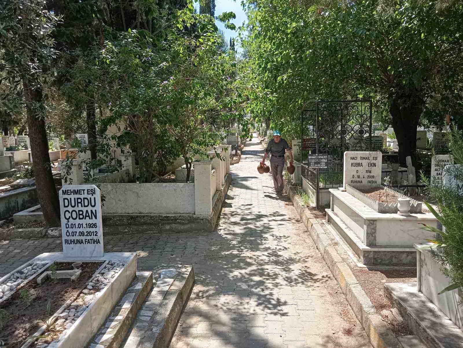 Nazilli’de arefe günü mezarlıklara ziyaretçi akını