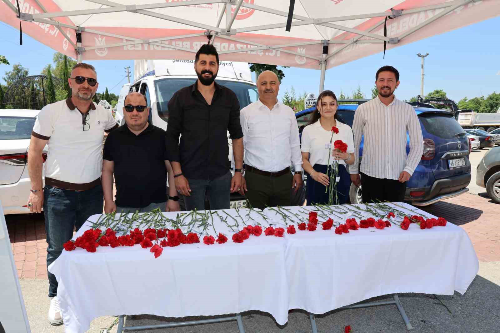 Şehzadeler Belediyesinden karanfil dağıtımı
