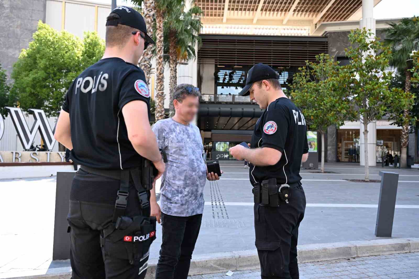 İzmir Emniyeti&rsquo;nden bayram mesaisi: Tedbirler en &uuml;st seviyeye &ccedil;ıkarıldı
