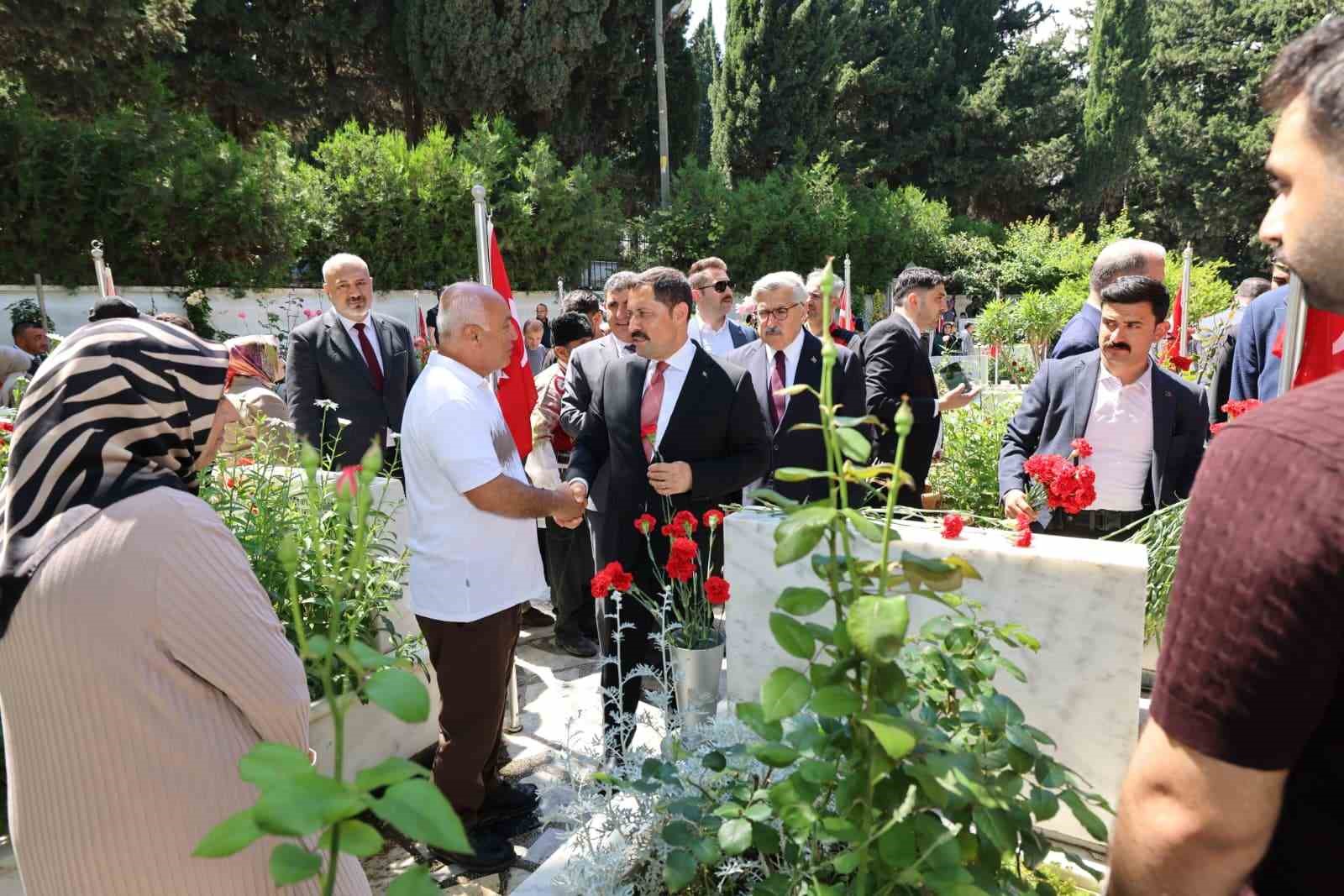 Şehit babasının, elini öpüp bayramını kutlayan Vali’yle diyaloğu yürekleri ısıttı