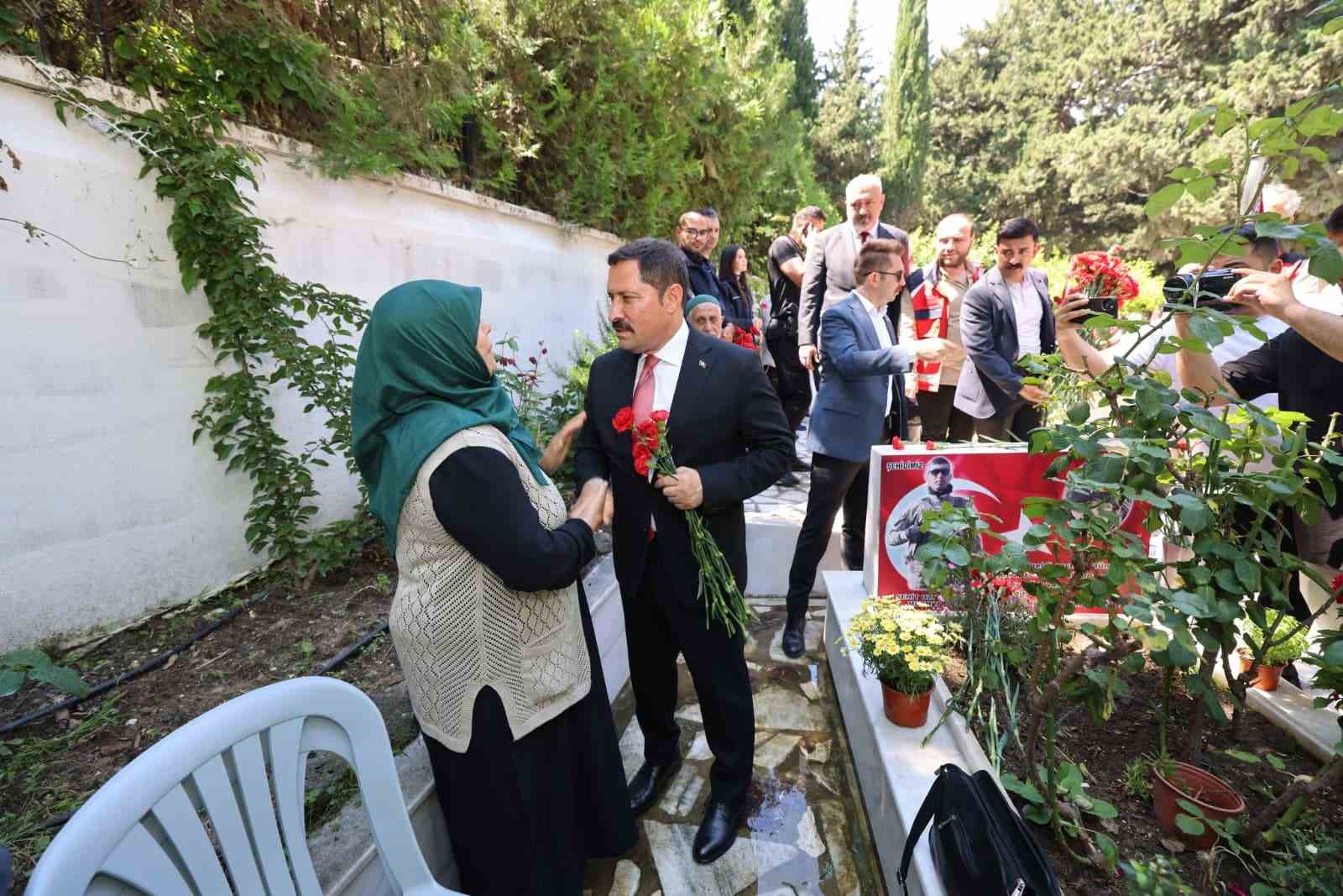 Şehit babasının, elini &ouml;p&uuml;p bayramını kutlayan Vali&rsquo;yle diyaloğu y&uuml;rekleri ısıttı
