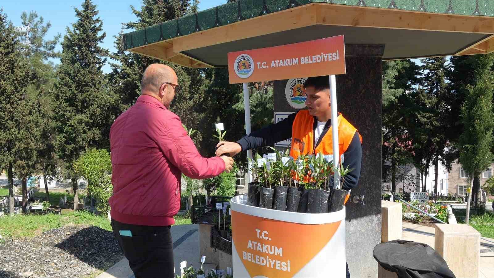 Atakum Belediyesinden kabir ziyareti yapan vatandaşlara &ccedil;i&ccedil;ek fidesi
