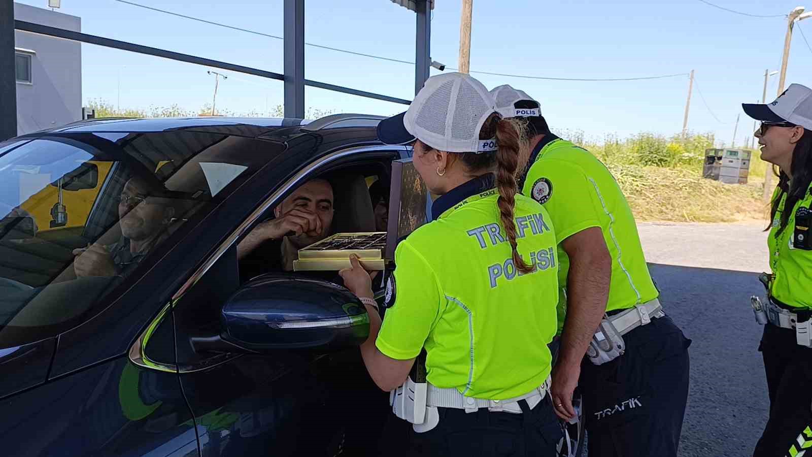 Tekirdağ&rsquo;da bayram trafiğine sıkı denetim: Trafik ekiplerinden &ccedil;ikolata ve kolonya ikramı
