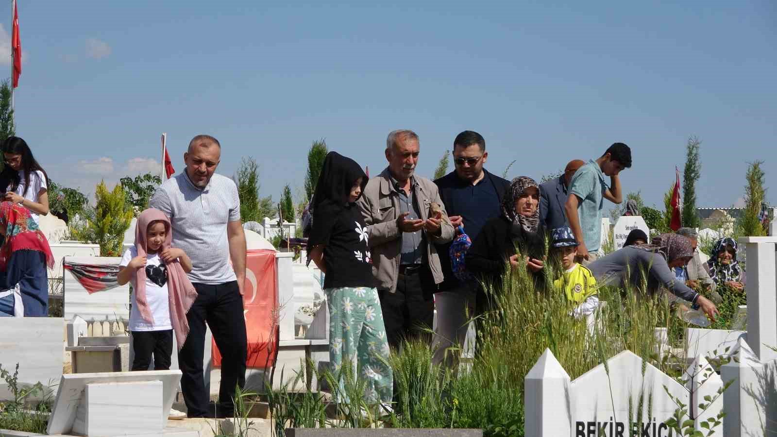 Adıyaman’da Mezarlıkta bayram yoğunluğu