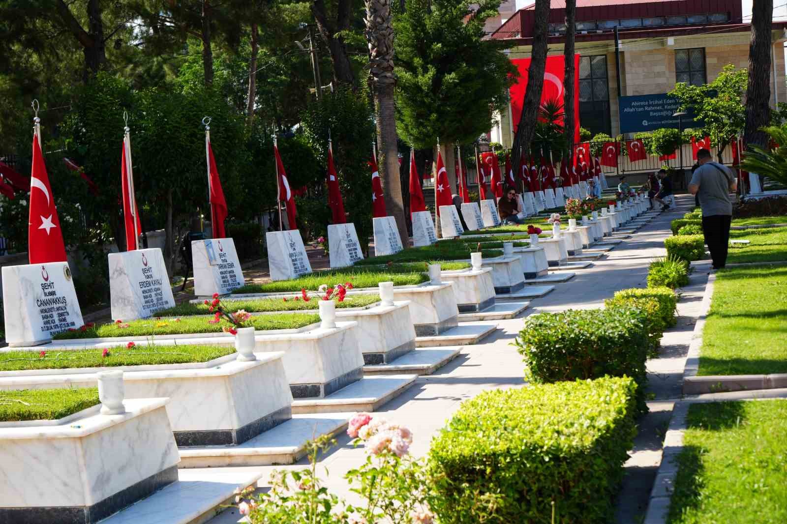 Şehit babası evladının kabri başında: "30 sene geçti ama kolay geçmedi"
