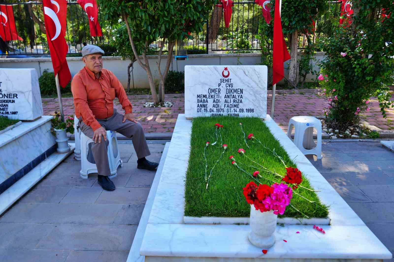 Şehit babası evladının kabri başında: "30 sene ge&ccedil;ti ama kolay ge&ccedil;medi"
