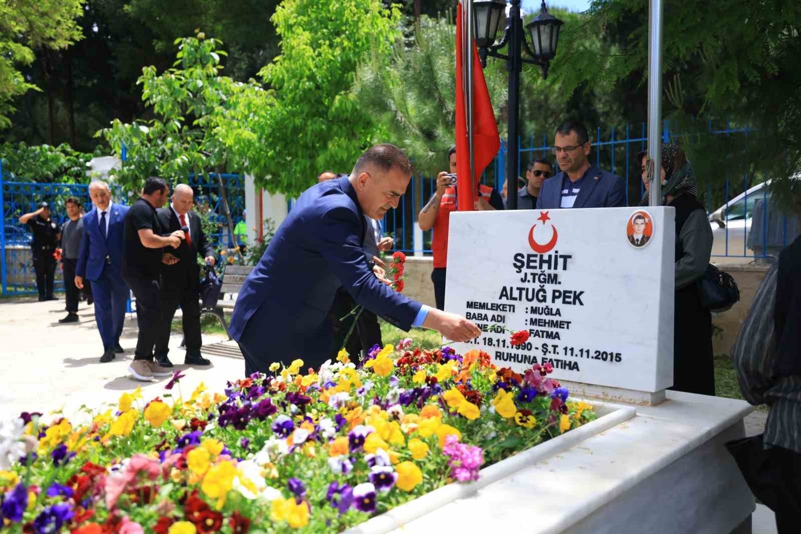 Vali Akbıyık, Kurban Bayramı nedeniyle şehitliği ziyaret etti