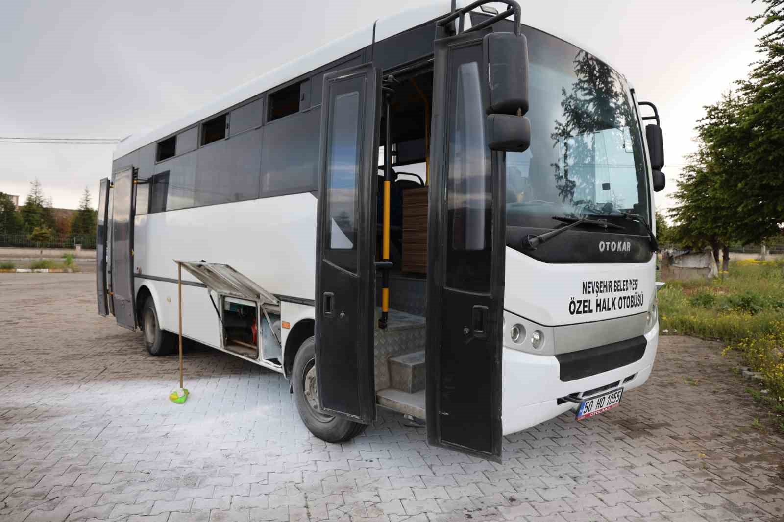 Park halindeki halk otob&uuml;s&uuml; alev aldı
