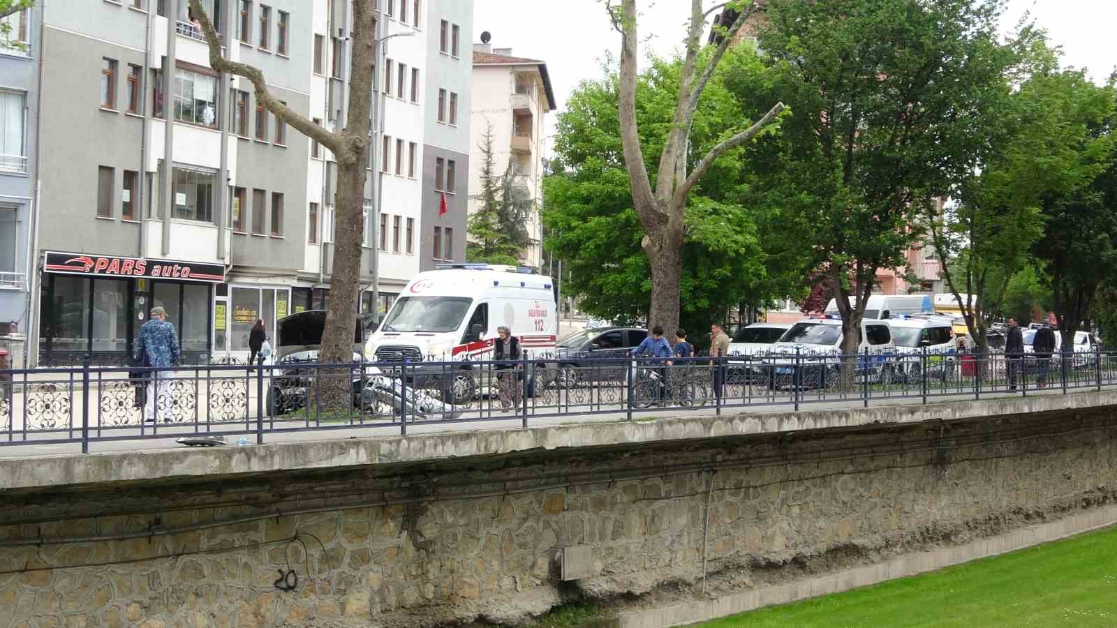 Virajı alamayan otomobil, kaldırımda ağaca &ccedil;arptı

