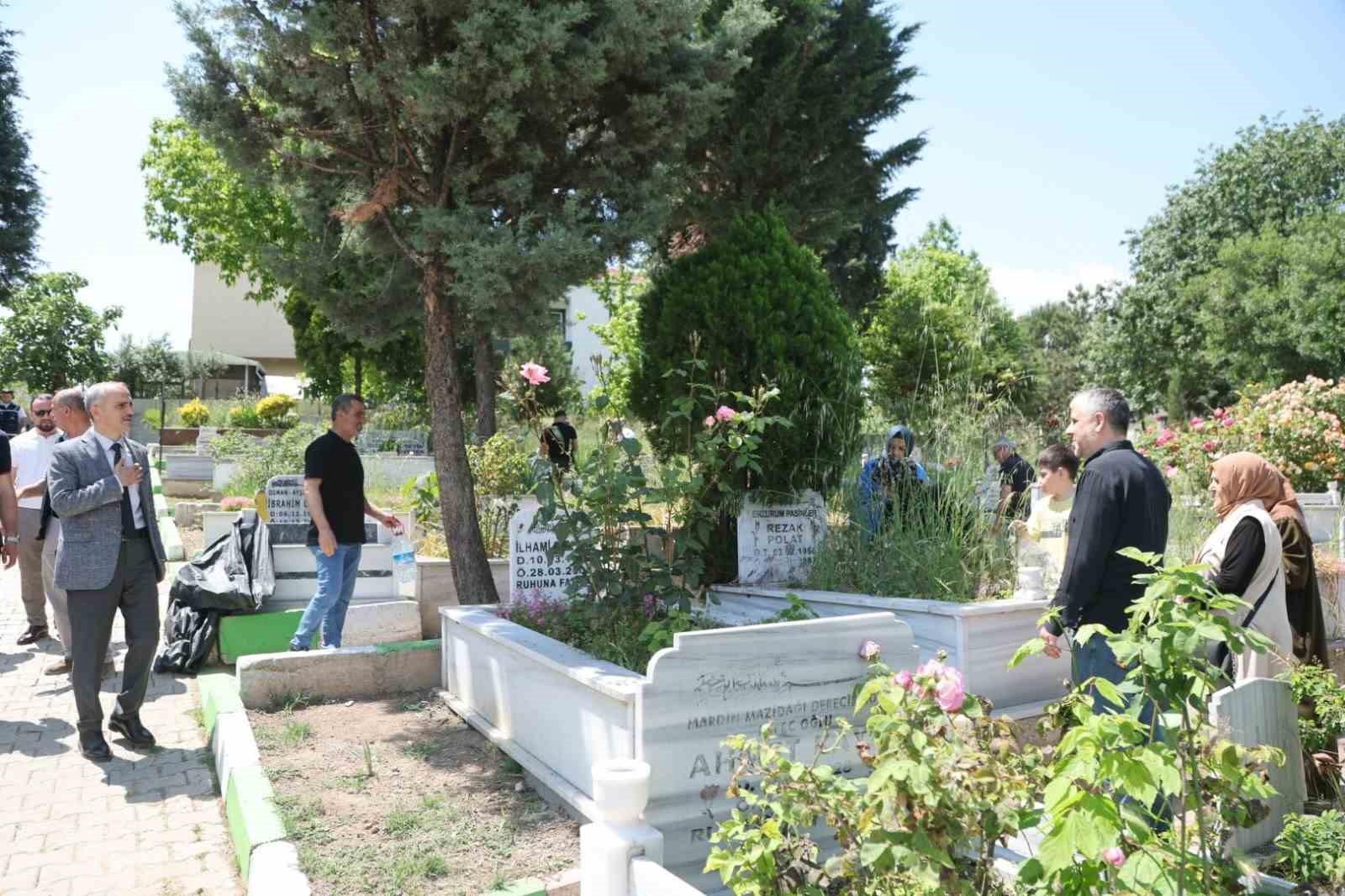 Başkan &Ccedil;ift&ccedil;i&rsquo;den arife g&uuml;n&uuml; kabristan ziyareti
