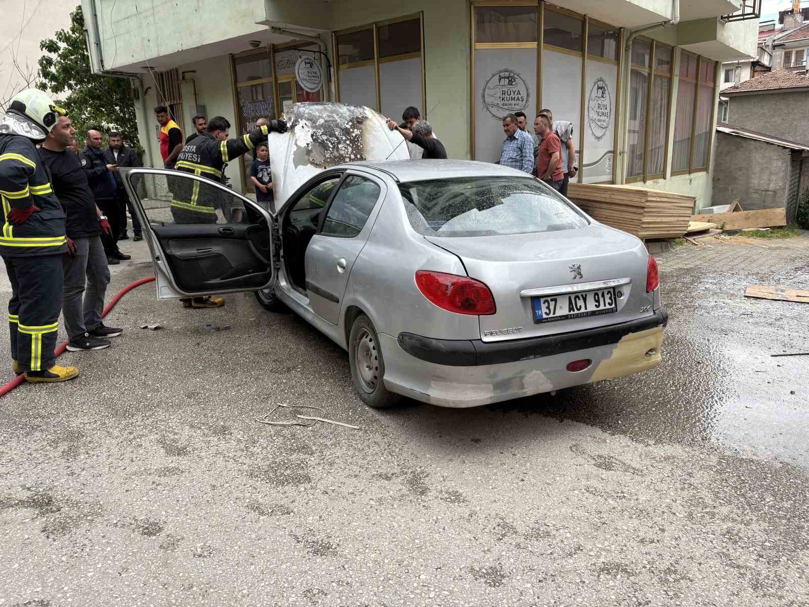 Seyir halindeki otomobil alevlere teslim oldu
