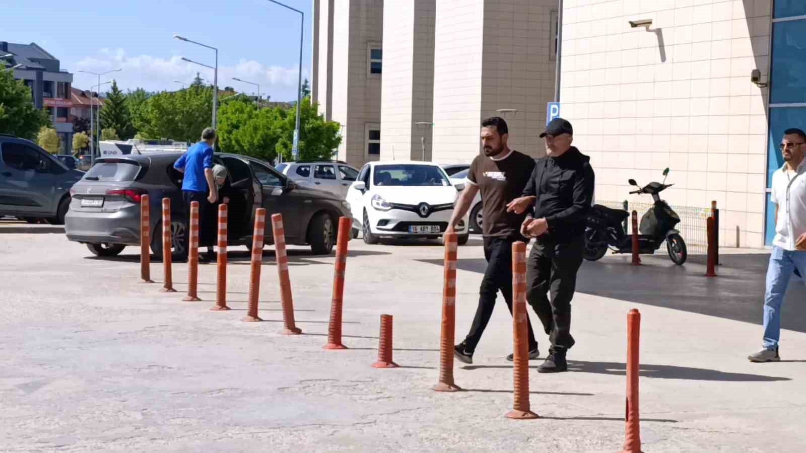 Eski eşinin evine molotofkokteyli atan şahıs yakalandı
