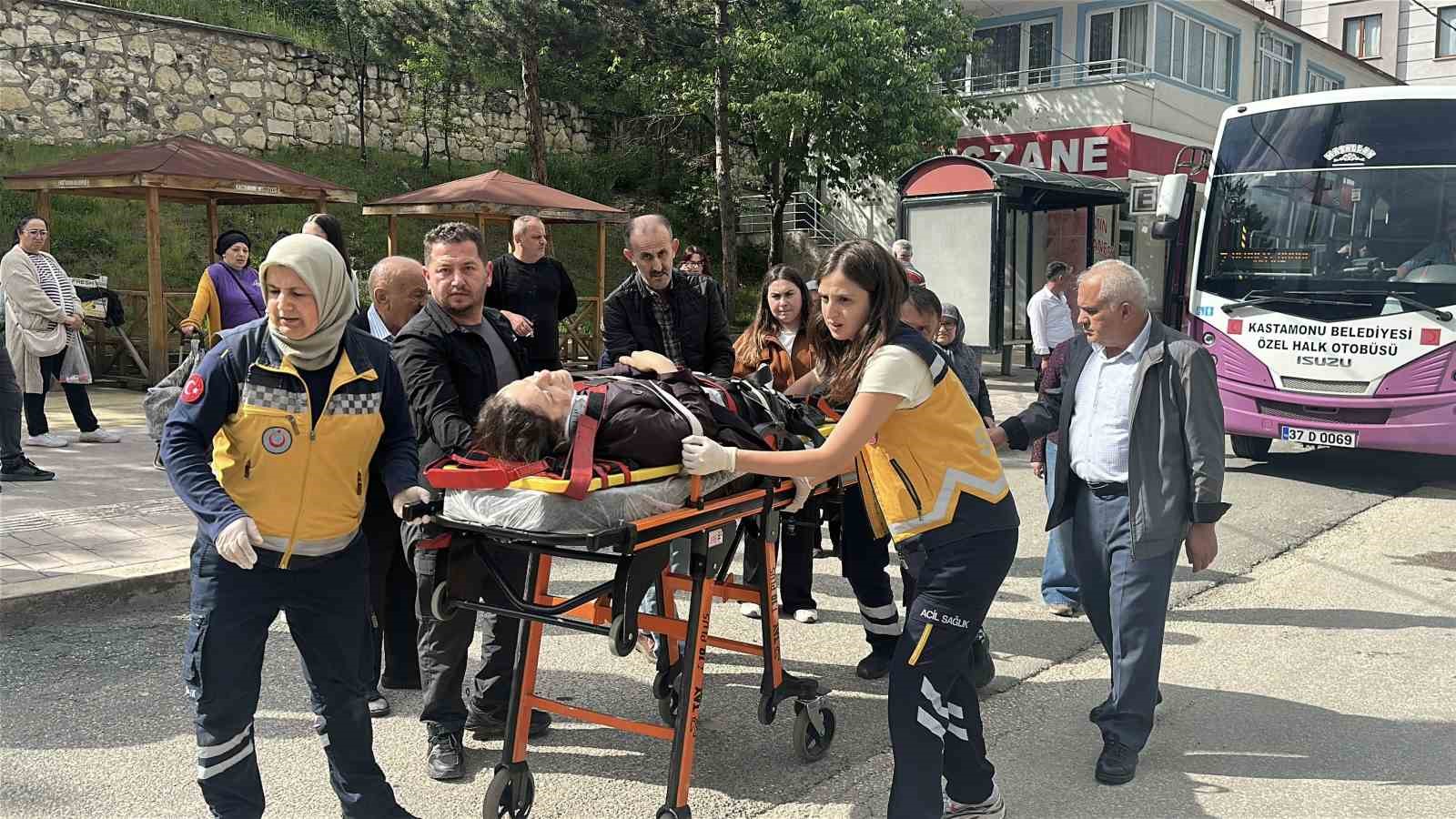Otomobilin &ccedil;arptığı kadın yaralandı
