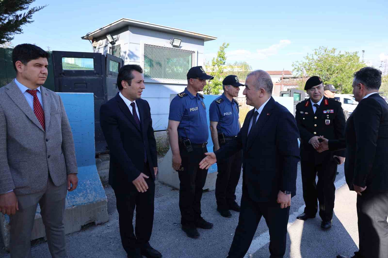 Vali Hatipoğlu, görevi başındaki personellerle bayramlaştı