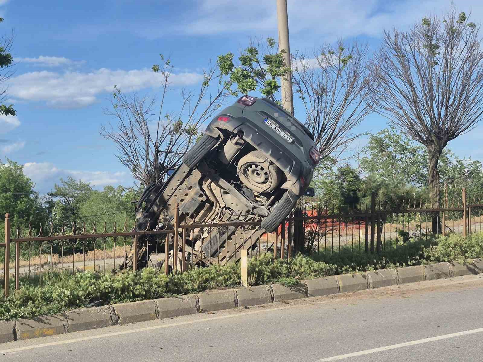 Muş’ta takla atan araç refüjdeki demirlere saplandı: 1 yaralı
