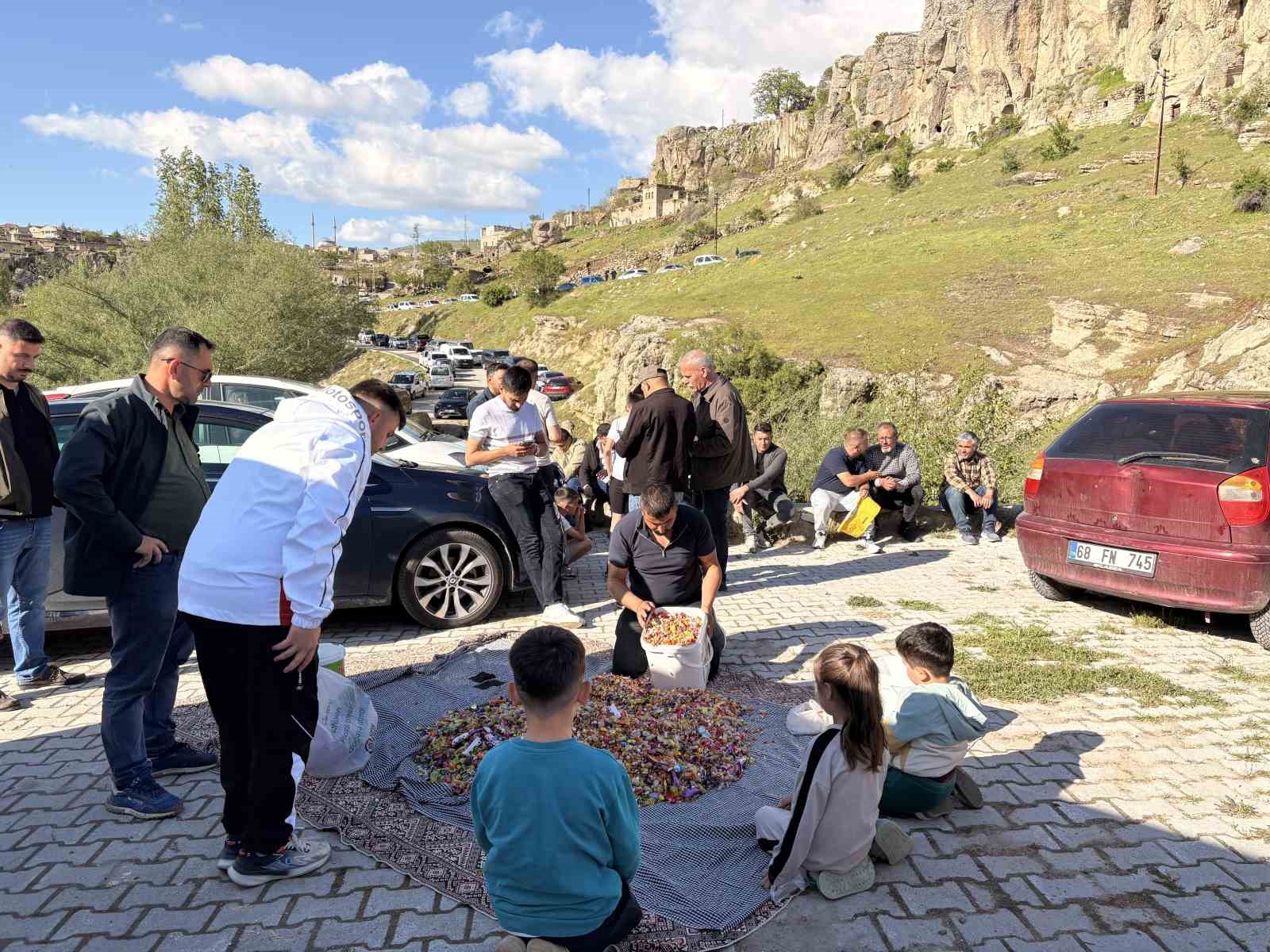 G&uuml;zelyurt&rsquo;ta şekerli mezarlık ziyareti geleneği s&uuml;r&uuml;yor
