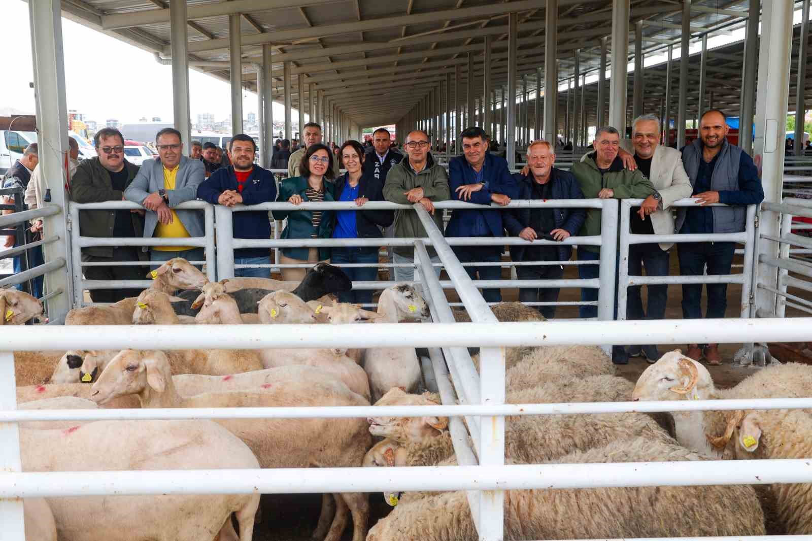 Uşak Belediye Başkan Vekili &Ouml;zkan&rsquo;dan hayvan pazarına bayram ziyareti
