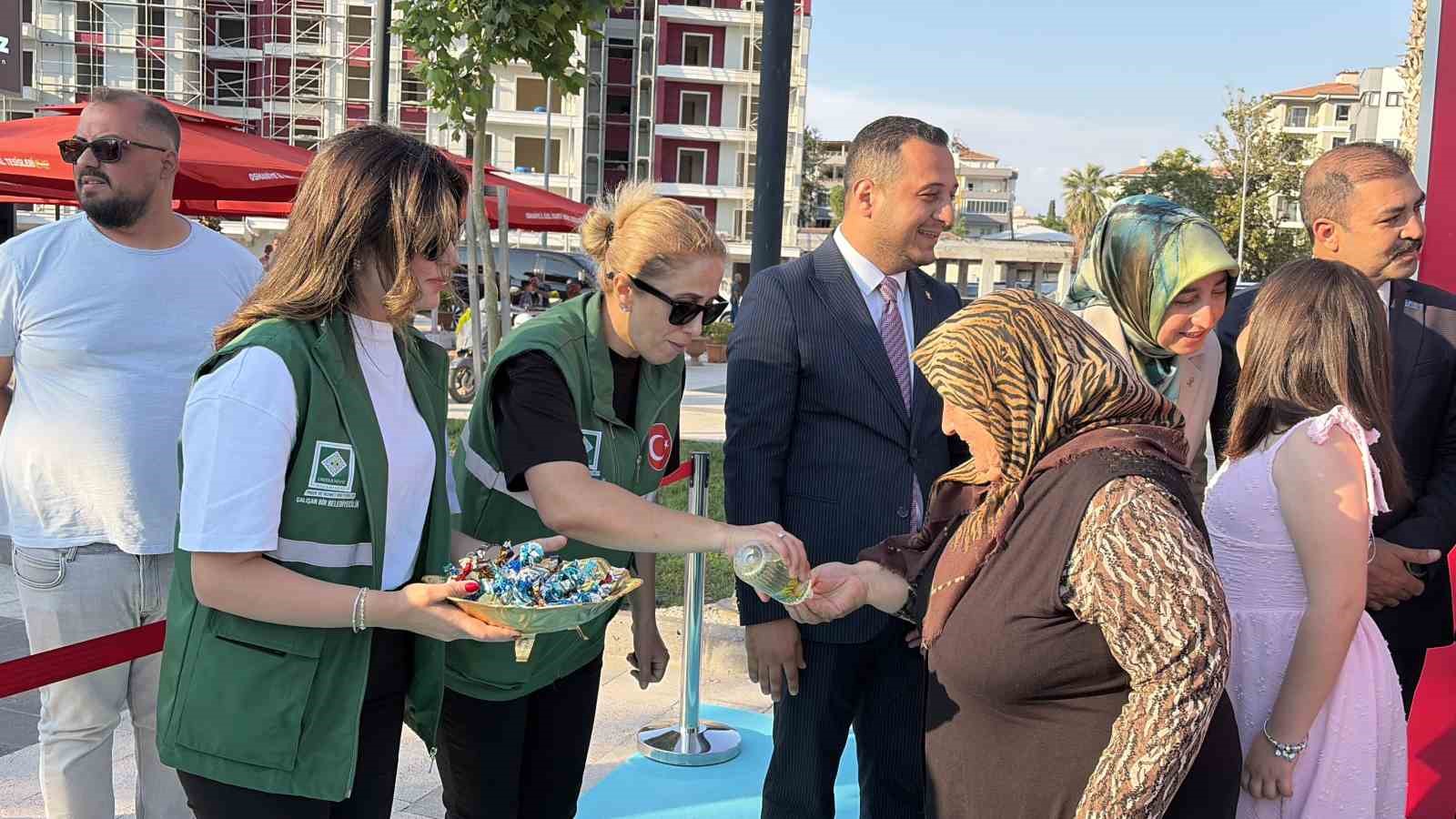 Osmaniye’de protokol üyeleri vatandaşlarla bayramlaştı