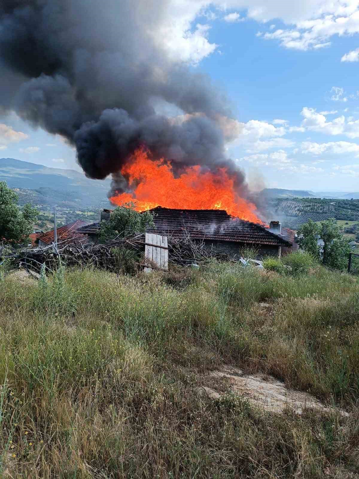 Manisa’da bayram için köylerine gelen ailenin evi yandı