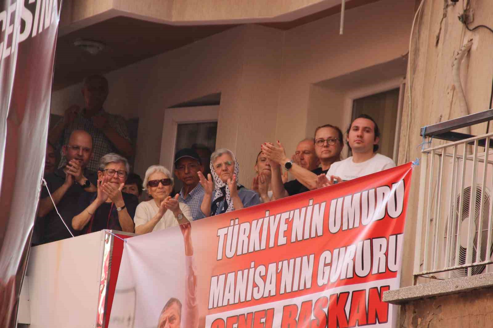 &Ouml;zg&uuml;r &Ouml;zel: "Baş veririm partiyi kimseye teslim etmem"
