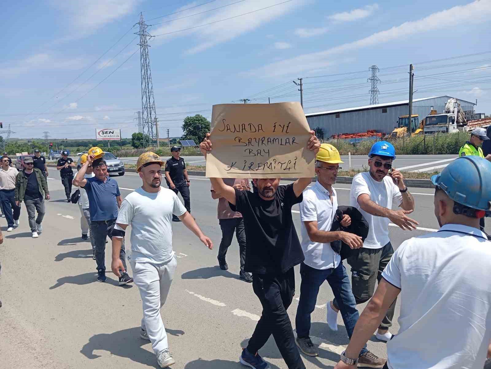 Maaşlarını alamadıklarını iddia eden madenciler aileleriyle yürüdü
