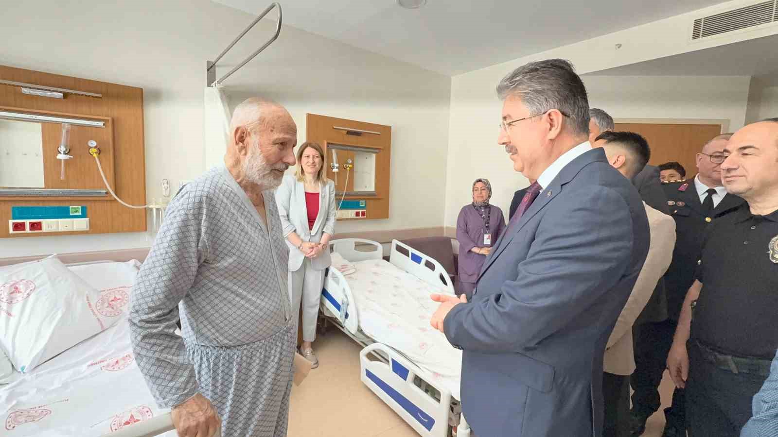 Vali Yılmaz’dan sağlık çalışanı ve hastalara bayram ziyareti