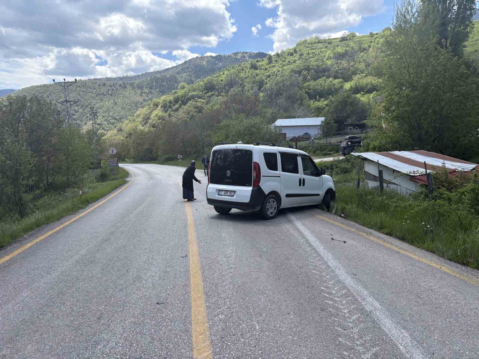 Cip ile hafif ticari araç çarpıştı: 3 yaralı