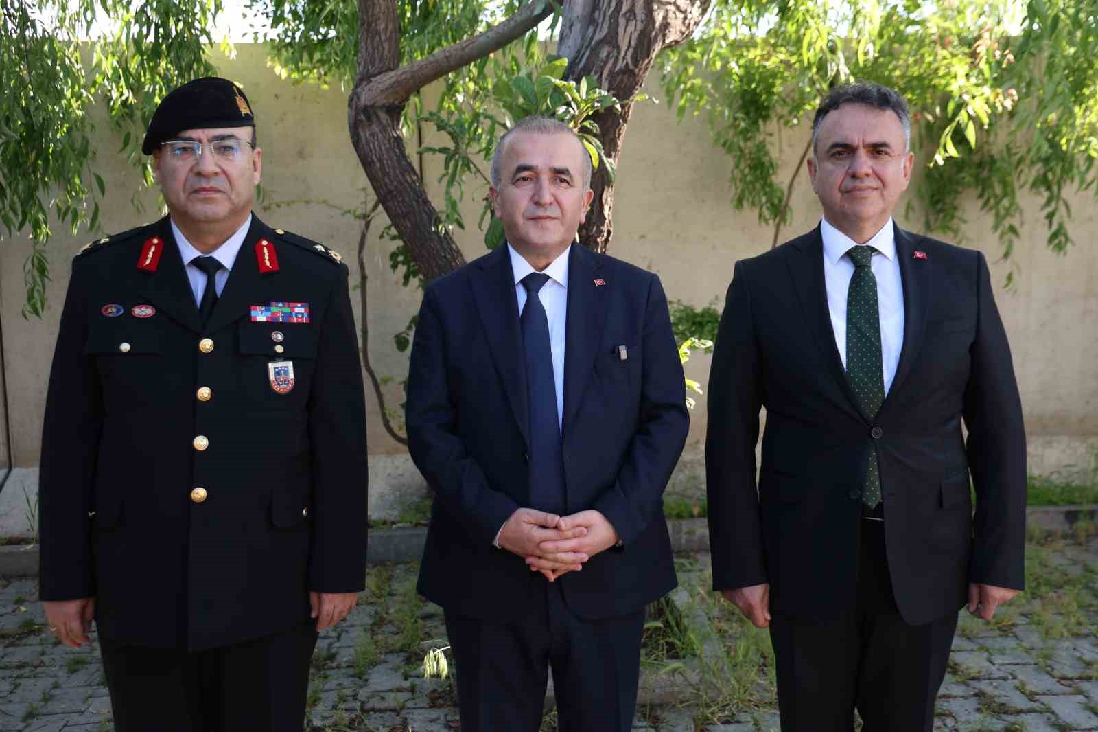 Vali Hatipoğlu, g&ouml;revi başındaki personellerle bayramlaştı
