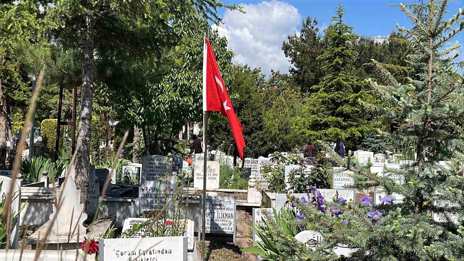 &Ccedil;orum&rsquo;da arefe g&uuml;n&uuml; mezarlıklar ziyaret&ccedil;ilerle doldu
