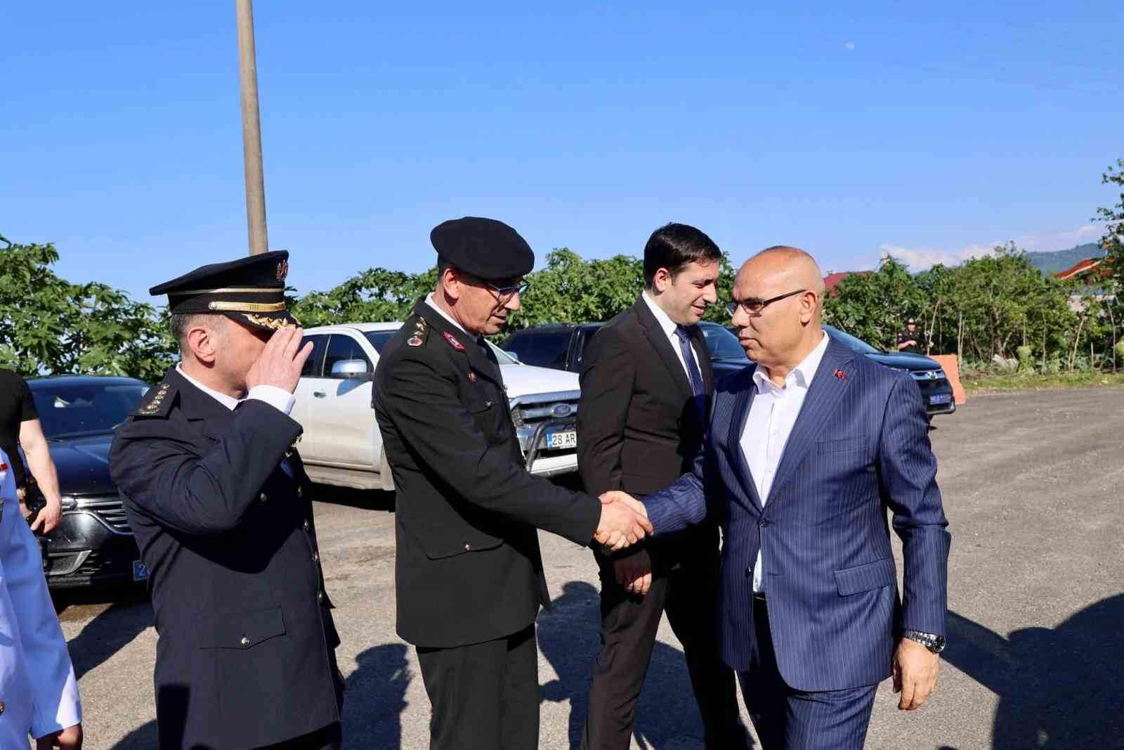 Vali Ko&ccedil;, vatandaşların bayramını kutladı, s&uuml;r&uuml;c&uuml;lere &ccedil;ikolata ikram etti
