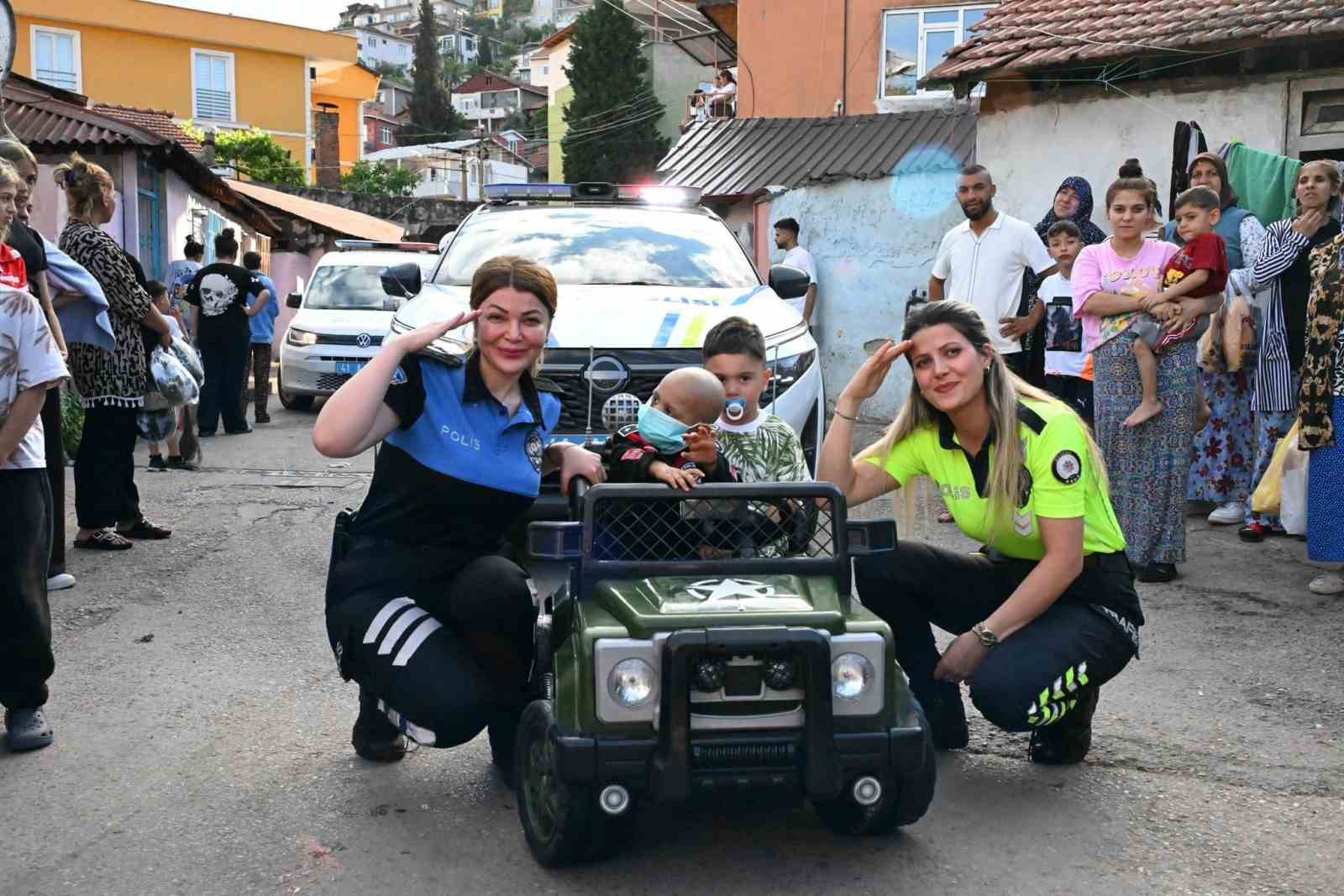 Kocaeli polisinden lösemi hastası minik Halime’ye bayram sürprizi
