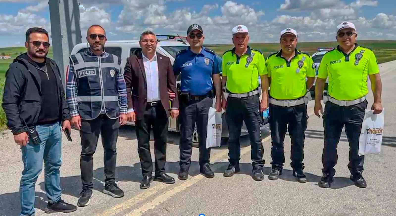 Çorum’da bayram tatili için yola çıkan sürücülere leblebi ikramı