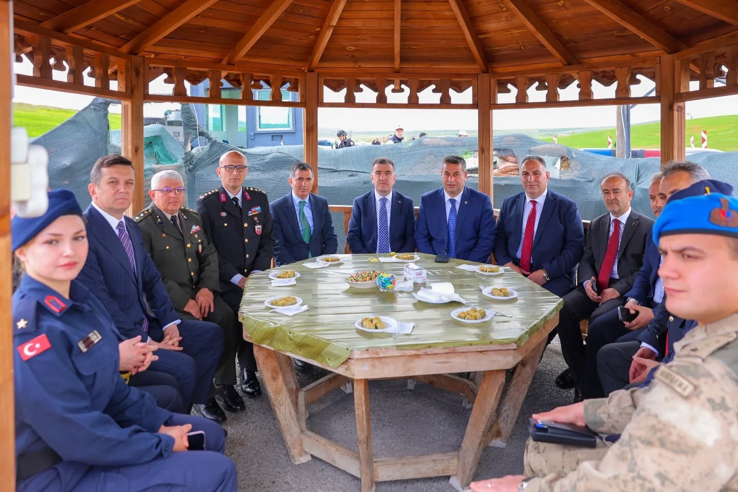 Bayburt’ta bayram görevindeki güvenlik personeliyle bayramlaşıldı