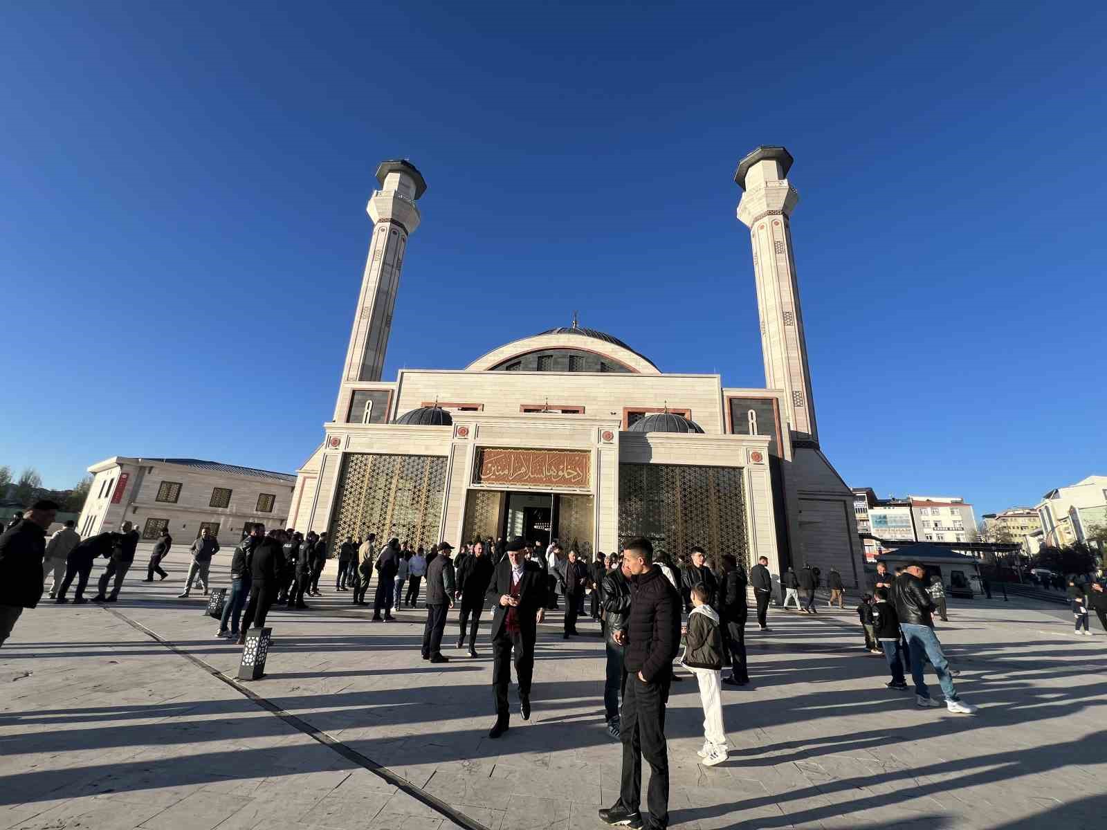 Kars&rsquo;ta bayram namazında camiler doldu taştı
