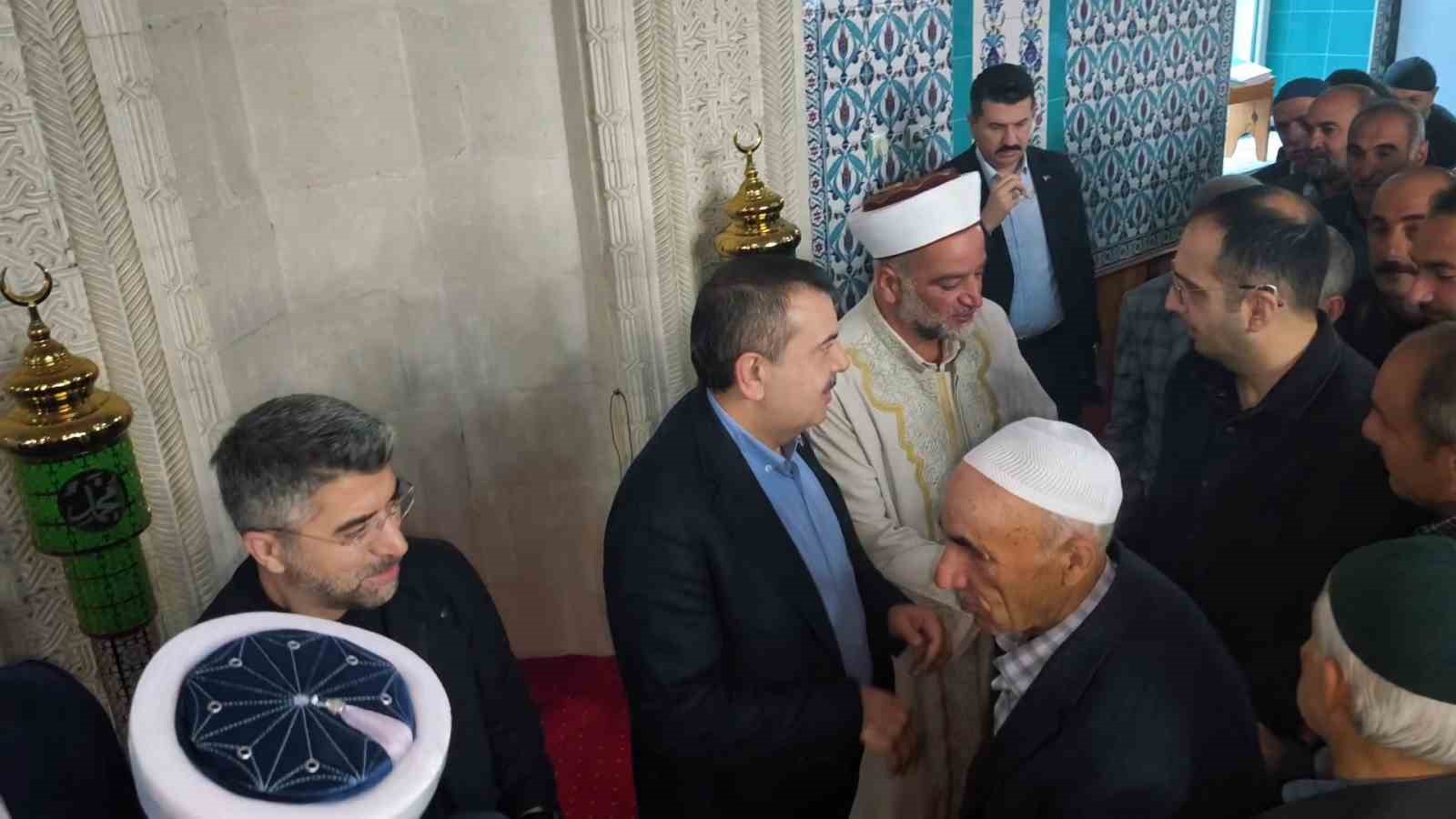Milli Eğitim Bakanı Yusuf Tekin bayram namazını baba ocağı Uzundere&rsquo;de kıldı
