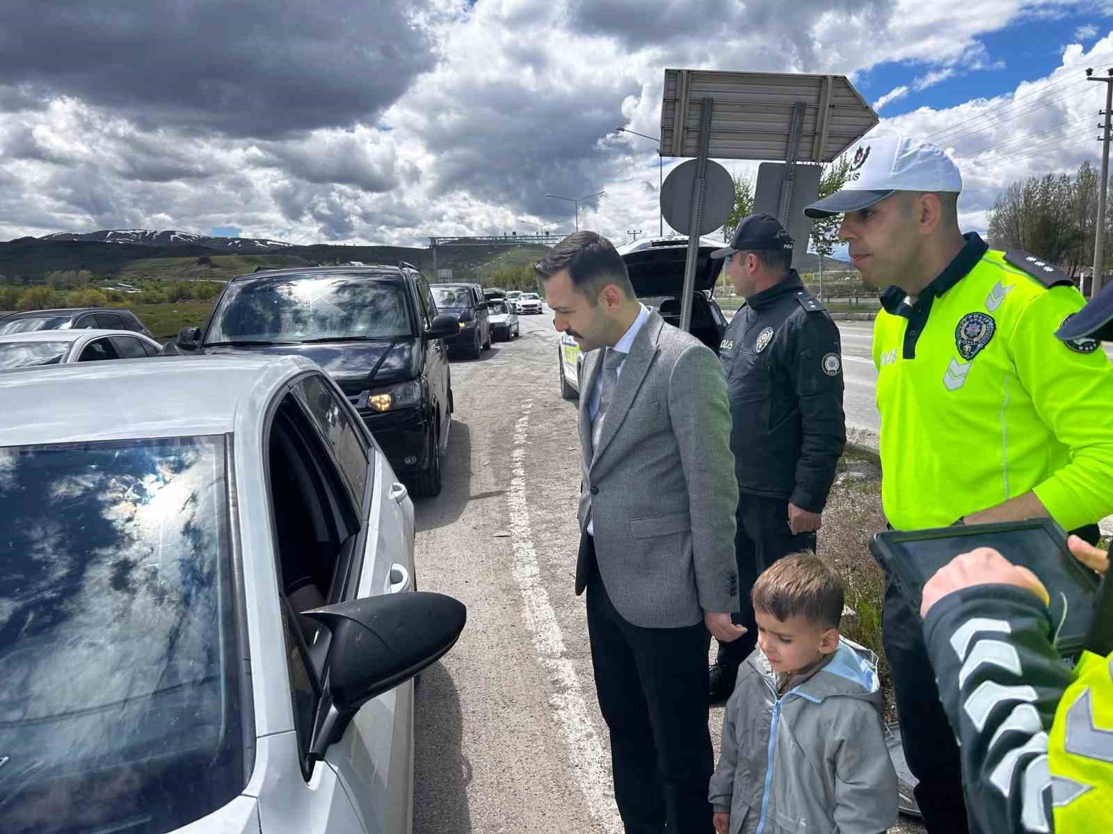 Kaymakam Emre Oğuzt&uuml;rk trafik denetimine katıldı
