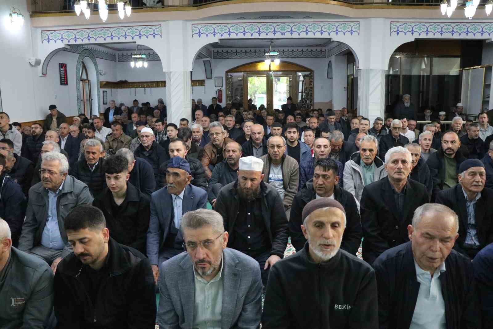 Bolu&rsquo;da bayram namazında camiler doldu taştı
