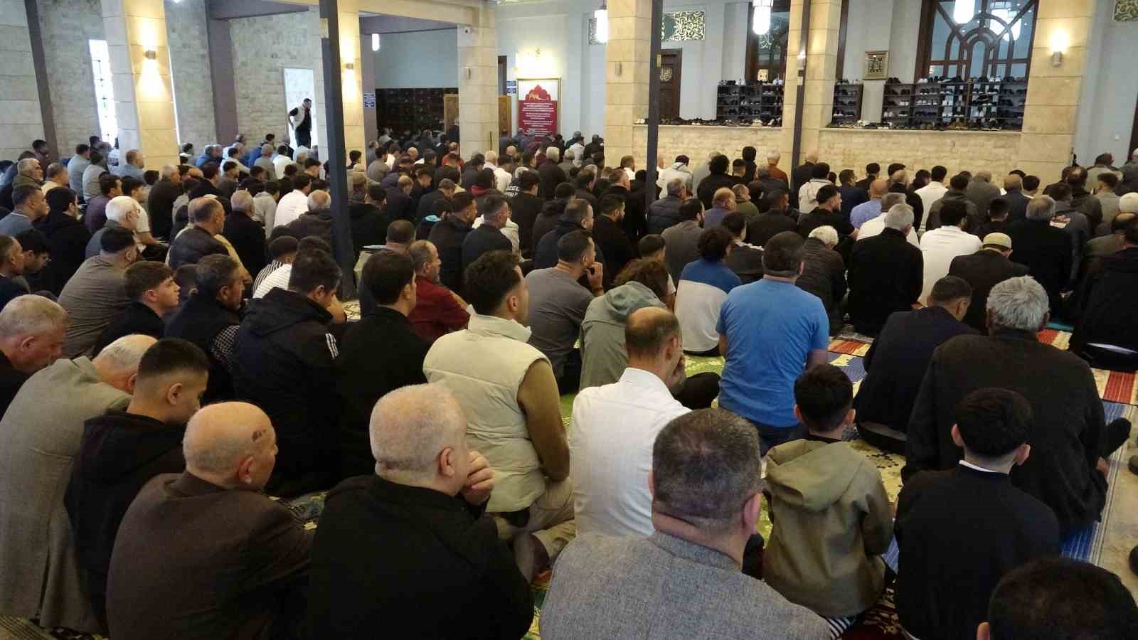 Malatya&rsquo;da vatandaşlar bayram namazı i&ccedil;in camilere akın etti
