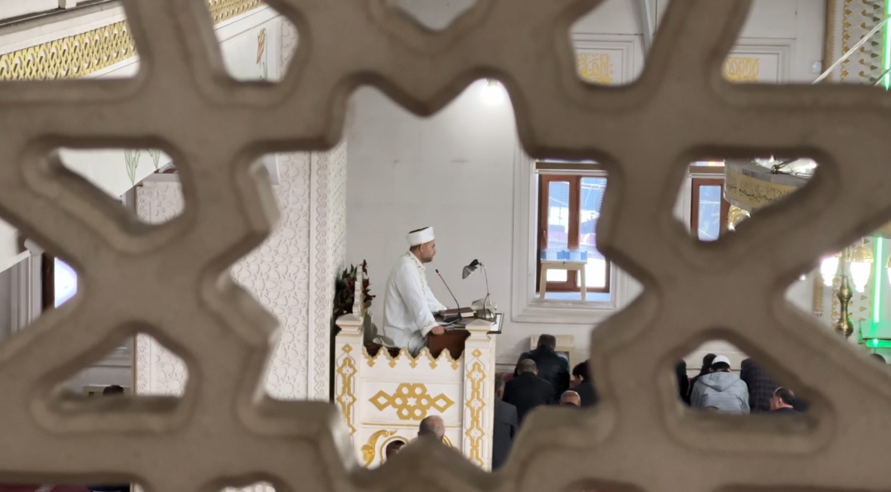 Yüksekova’da bayram namazında vatandaşlar camileri doldurdu