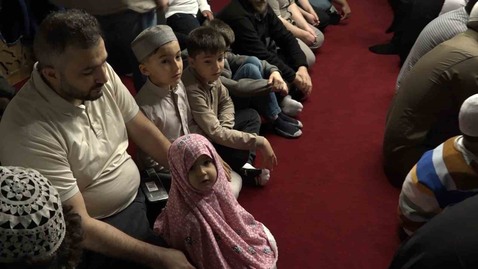 Bursa’da bayram coşkusu tarihi camilerde yaşandı
