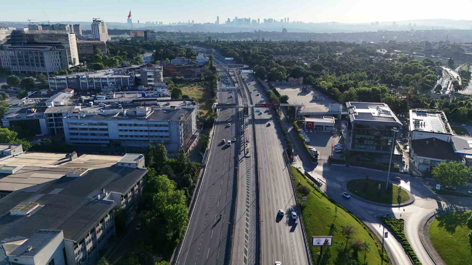Bayramın ilk g&uuml;n&uuml; yollar boş kaldı

