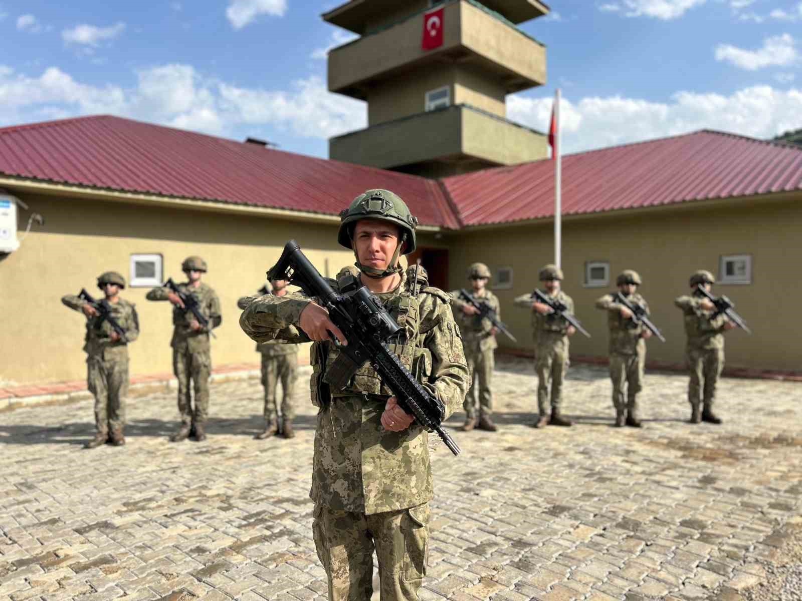 Vatan savunmasında bayram geleneği: Mehmet&ccedil;ik sınır hattında bayramlaştı
