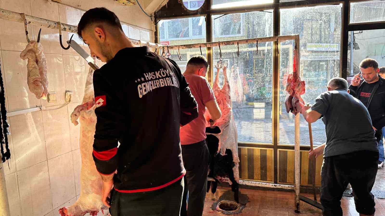 Hasköy’de bayram namazının ardından kurban kesimi başladı