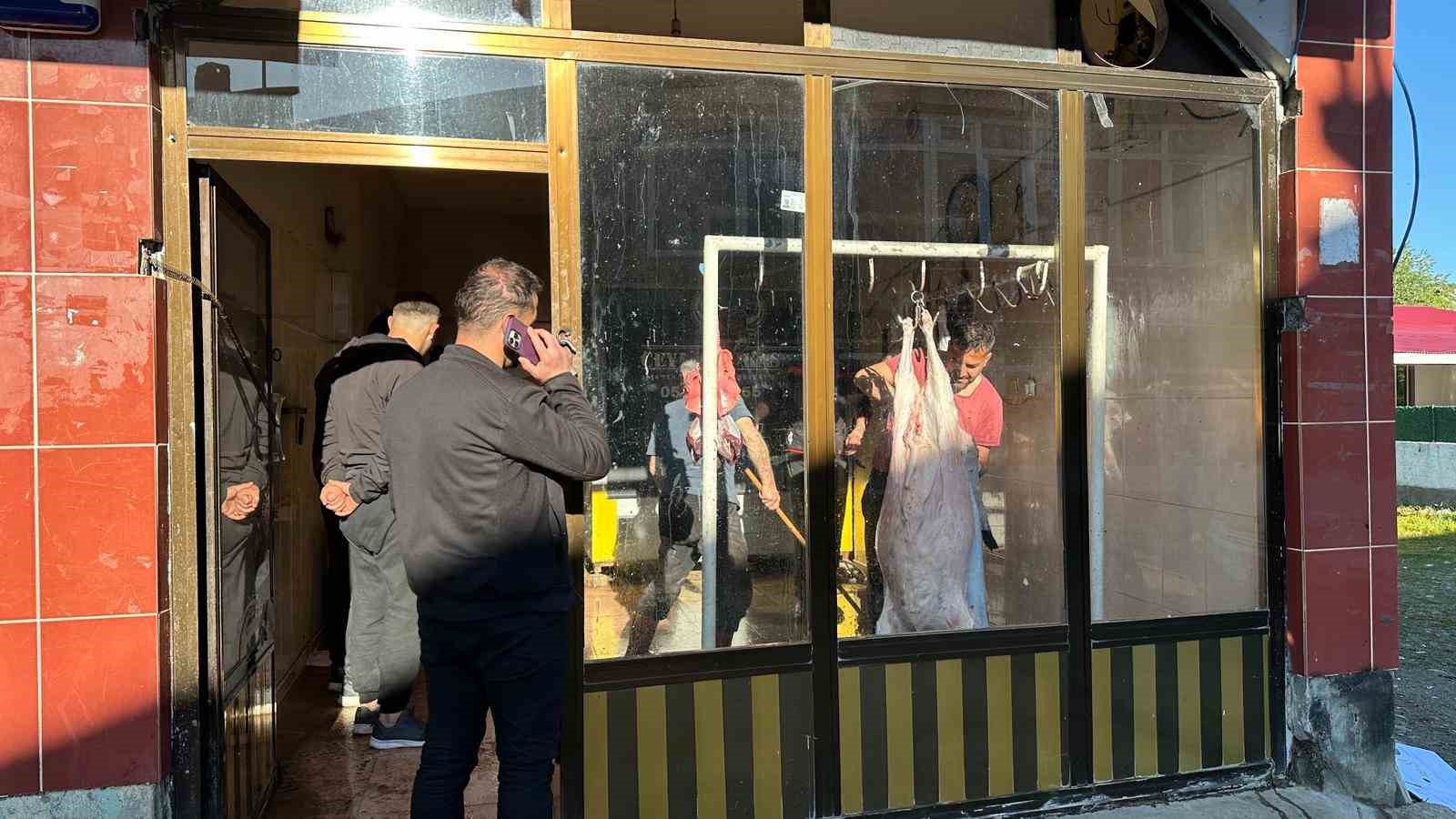 Hask&ouml;y&rsquo;de bayram namazının ardından kurban kesimi başladı
